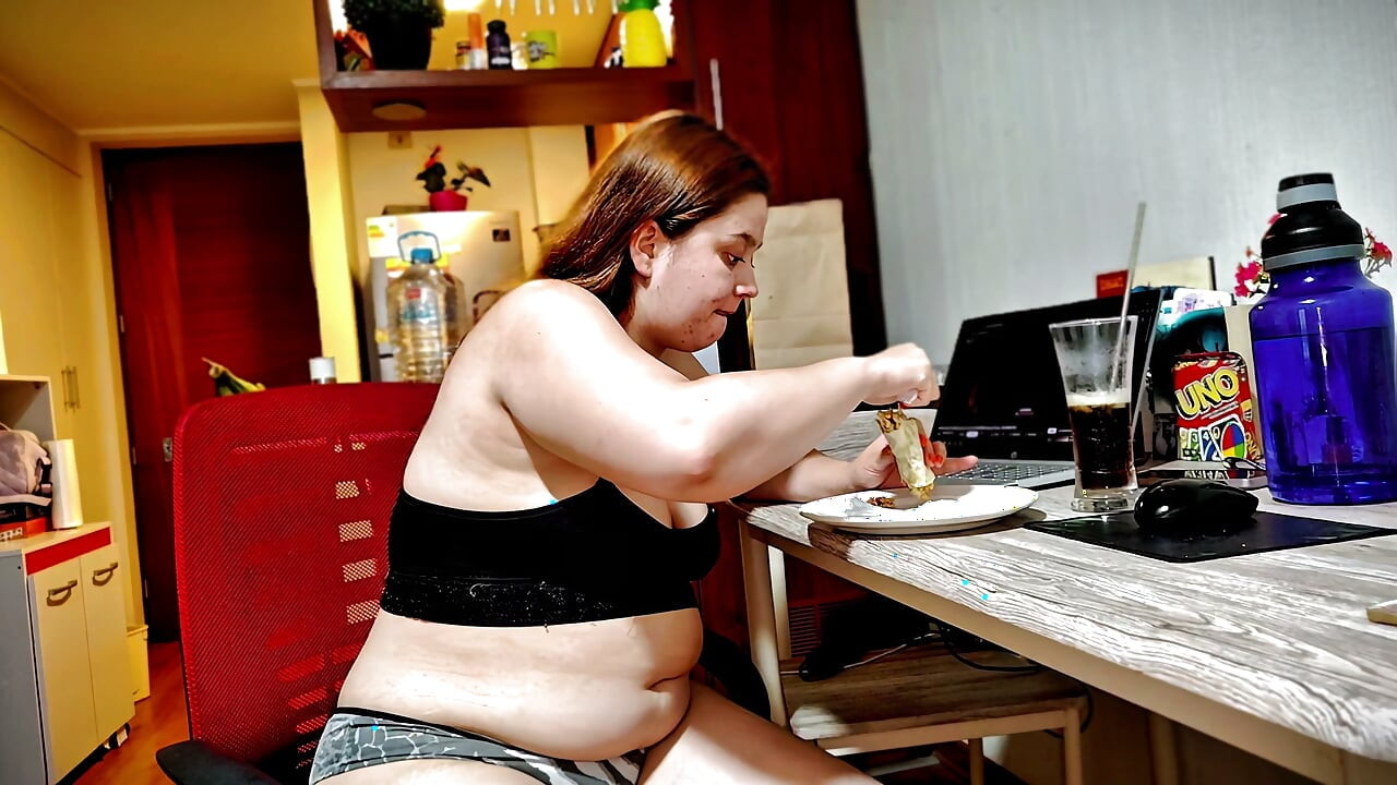 Nicole si cewek sange dengan perut aduhai lagi asik dientot habis-habisan sama besar sampai matanya merem melek