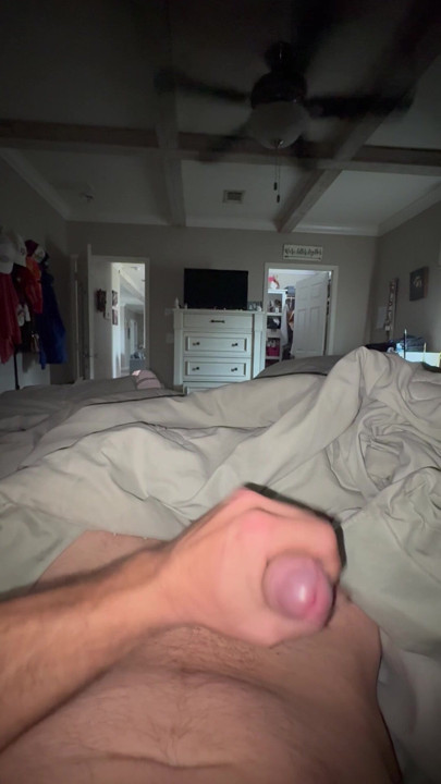 Skizzle jacking off in bed again3