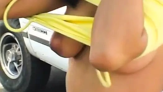Latina brünette mit zöpfen lutscht schwanz und fickt im freien