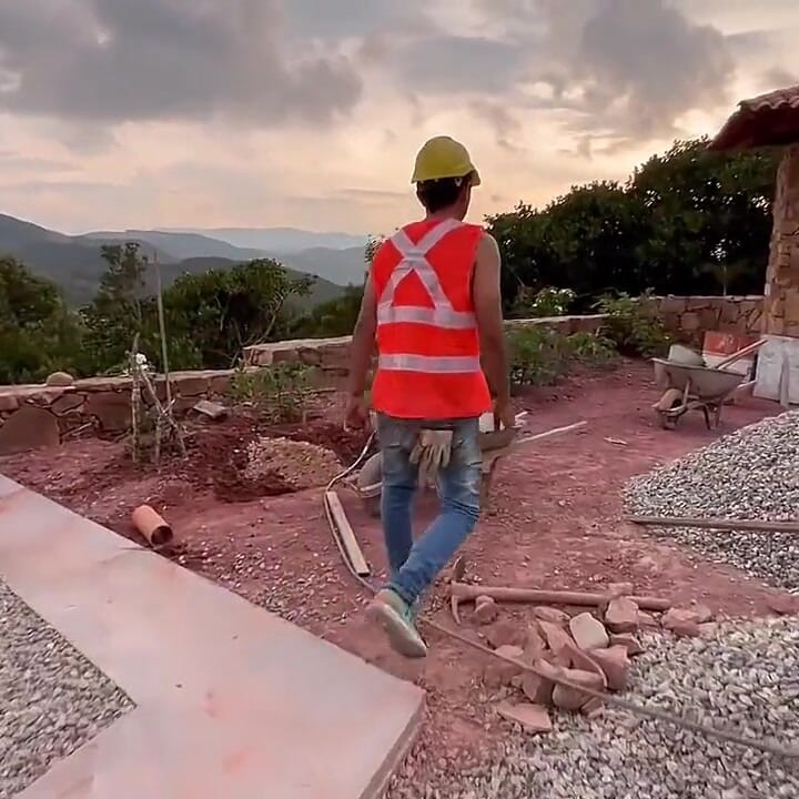 Woman Fucks the Worker Because Her Husband Went with His Friends