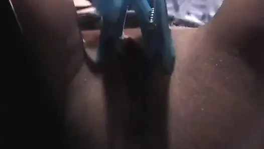 Ateşli zenci fahişe ağzını bantlatıyor ve sandalyeye bağlı