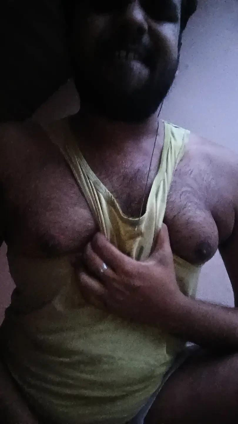 Indischer junge masturbiert auf sitzenden schwanz