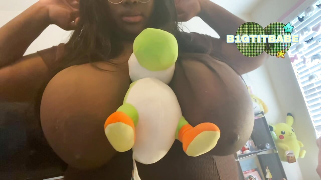 Big Tits Put Items under Boobs