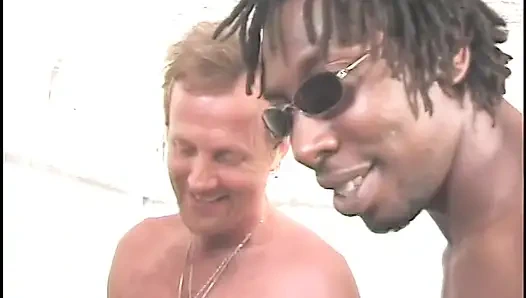 Pelacur kulit hitam punya cukup daging untuk dientot habis-habisan di gangbang berat ini