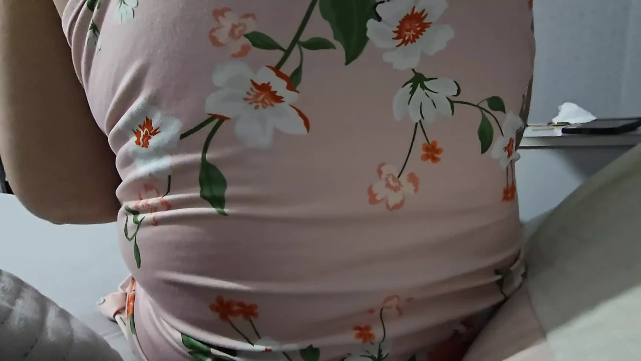 迷你连衣裙下不穿内裤的继母手淫继子鸡巴