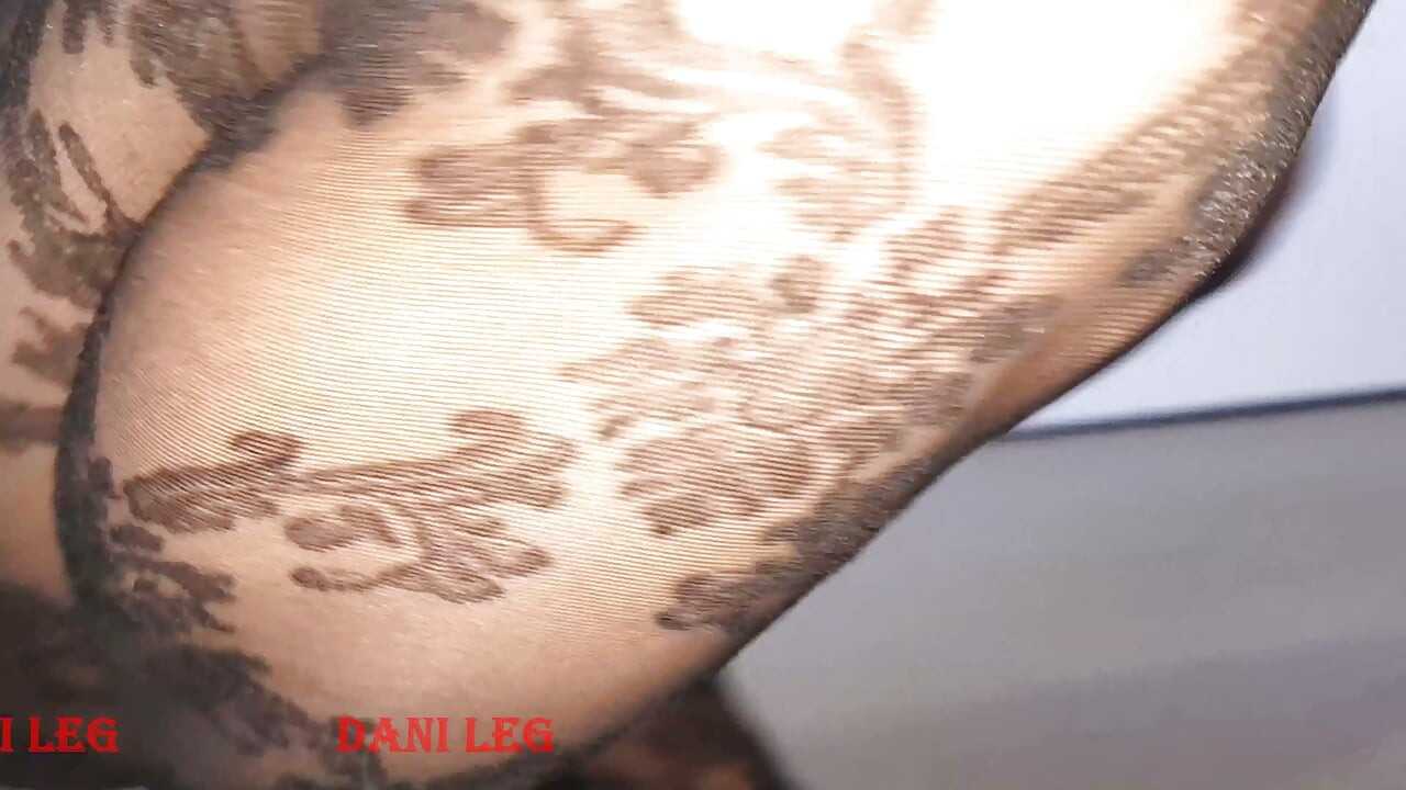 Dani Leg με σέξι πόδια σε φαντεζί καλσόν