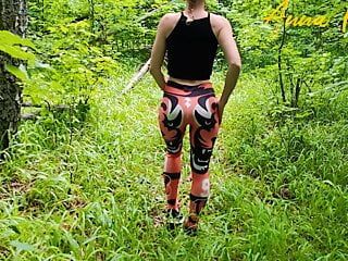 Thủ dâm công cộng, một cô gái mặc quần legging đi bộ trong thiên nhiên