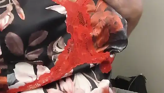 Sandalyede külotumu işiyorum