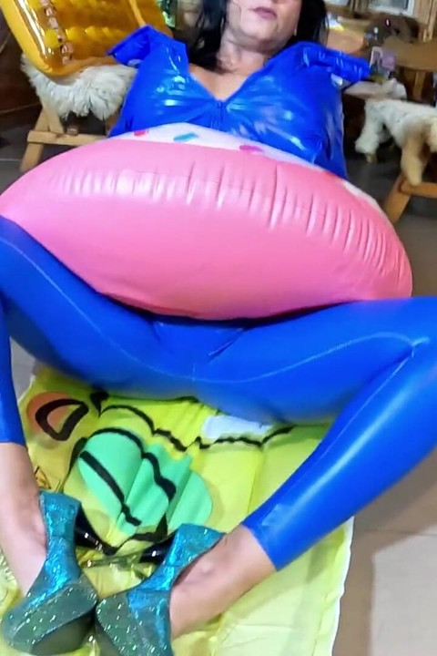 Mamă sexy dominantă în pantaloni din piele lucioasă și Downjacket lucios. Muie, contur de pieză, joc cu spermă și distrugere gonflabilă