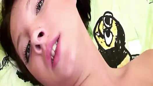 Esmer kadın tıraşlı amcığını parmaklıyor yakın çekim