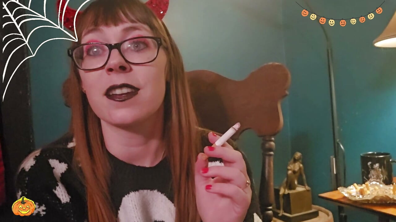 Desejando um Feliz Halloween enquanto fumo de suéter
