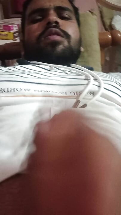 Bhartiy Ismart larka Ismaatdeva khud ko chod raha tha par bahut bnd ho gaya tha sophe par tha