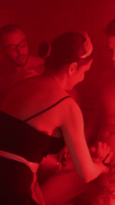 MATURE4K. Milf dona de casa realiza brilhantemente sua tarefa de Satisfazer o Jovem Pau | Clipe 1
