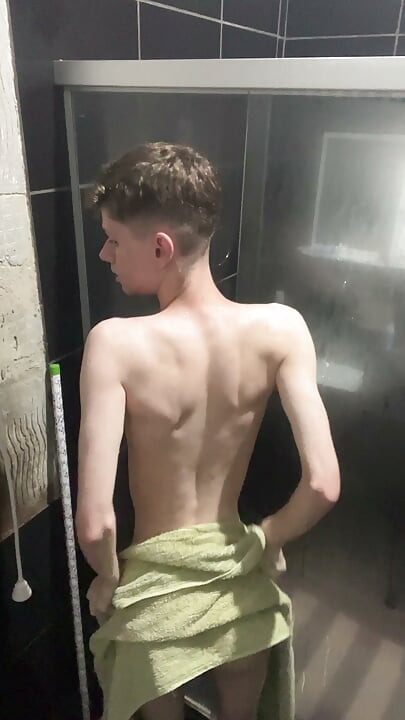 Un Twink care își arată corpul și e gol la duș