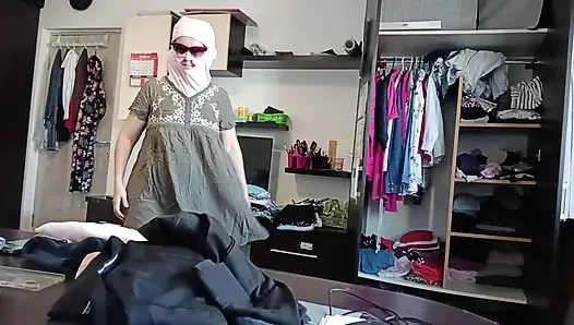 Женщина Развлекается Примеряя Одежду И Разрезая Ее В Любительском Видео.