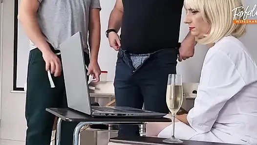 Seks threesome sama suster.