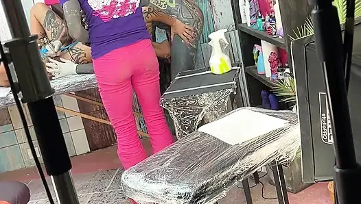 Hinter den kulissen tattoo-studio - kurzer riskanter clip