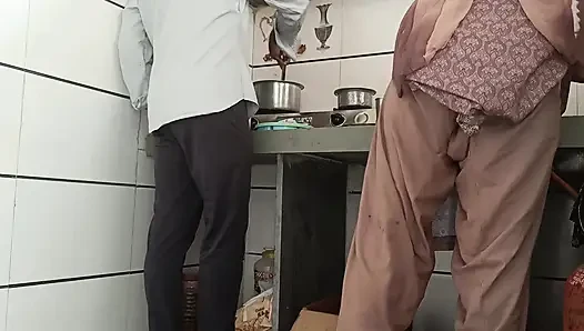 Rasoi mein bhabhi ji ke sath masti