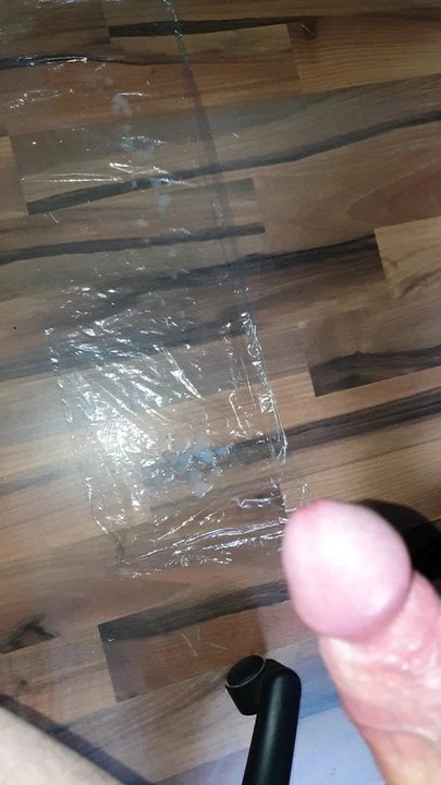 cumshot on plastic wrap auf frischhaltefolie gespritzt