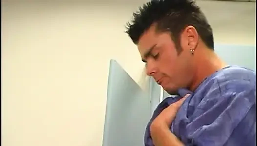 Шлюшка, поклоняющаяся члену, делает мужику минет в рецепторе