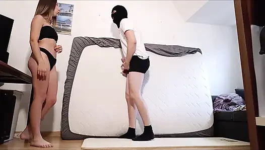 Barfuß-ballbusting im bikini