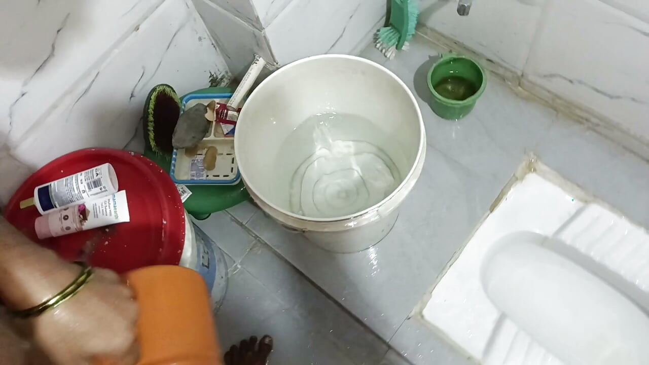 Miúda Desi safada a fazer deepthroat e punheta na casa de banho