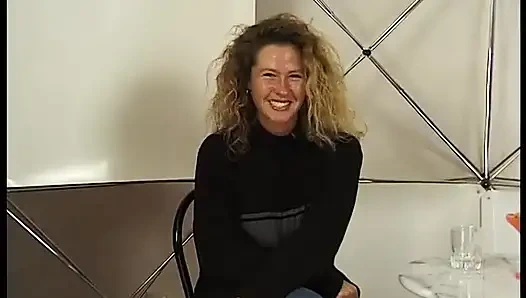 Wanita dewasa rambut cokelat nyepong kontol ganas di ruangan casting