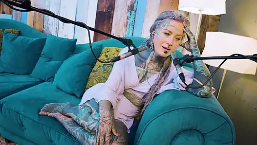 B hakkında konuşuyorum - bordem - asmr podcast sfw konuşuyor gotik sıska kız dreadlocks dövmeli model dövmeli kız