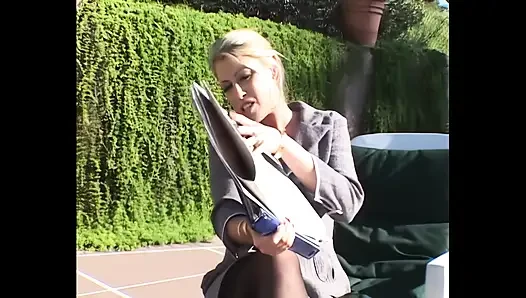 Riche, Vollbusige MILF Verführt Die Pool-putzfrau Für Seinen Großen Schwanz