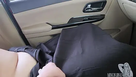 Einen Hijab-Kollegen mit einem Büroauto aus der Stadt nehmen - Minokiiko