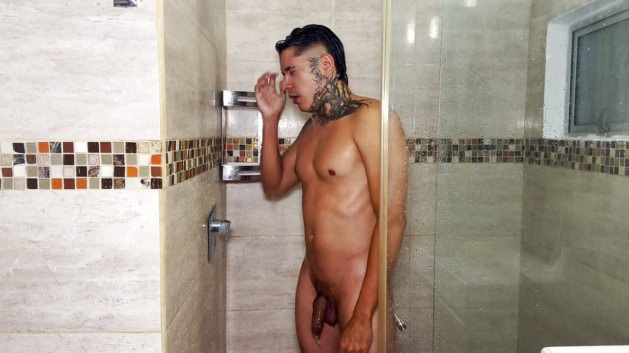 I discover my best friend bathing and I don't get seduced to give me a wild fuck and end up inside!