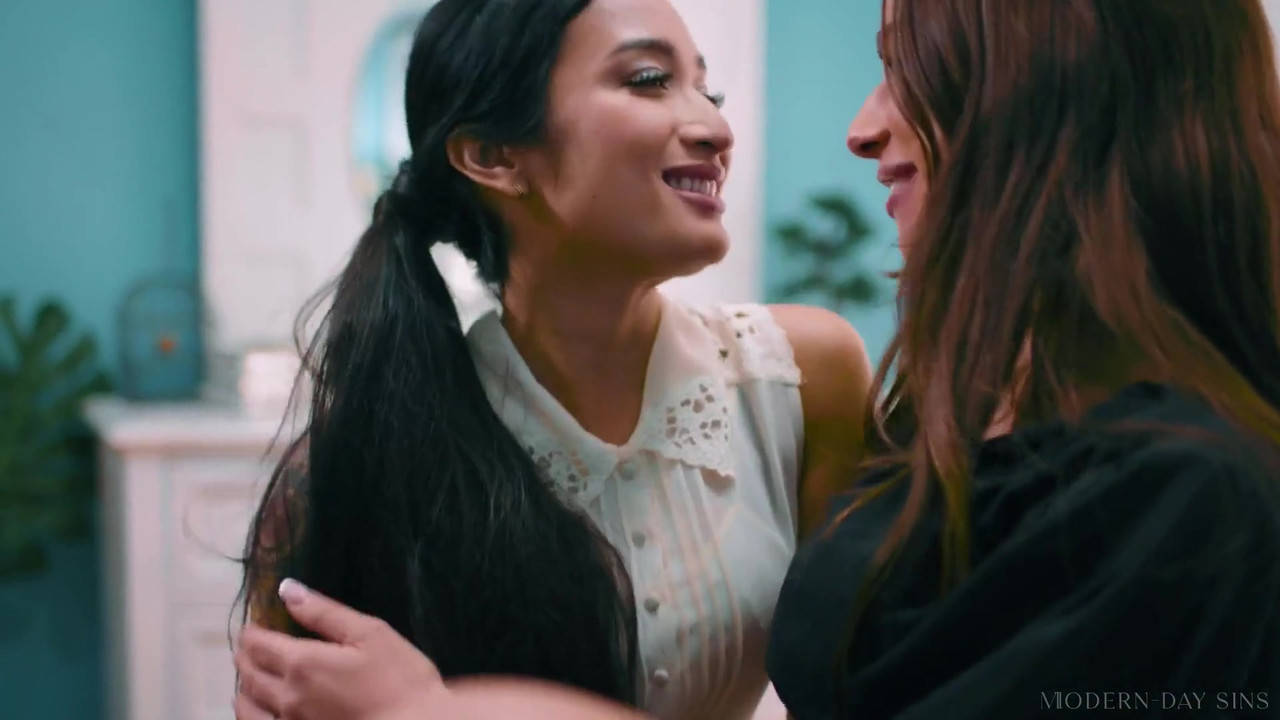 Modern-day sins - 女同性恋女友艾弗里·布莱克和April olsen在房子参观期间被抓到做爱!