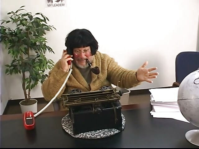 Καυτή ξανθιά Shemale με μεγάλα βυζιά Gia Darling παίζει με το πούτσο της και δαχτυλώνει τον κώλο της περιμένοντας τον εραστή της