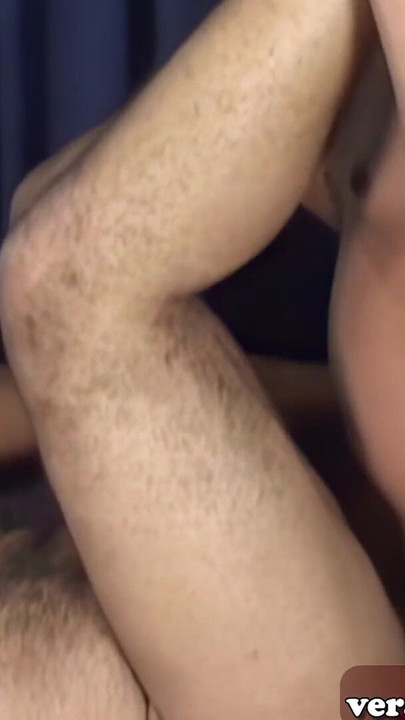 ラティーナのトランスが毛深い男の尻を初めてセックスする |クリップ1