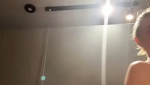 Enges analfick mit großem schwanz in der umkleidekabine