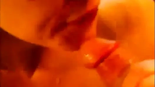 Sarışın kanepede sert amcığını siktiriyor