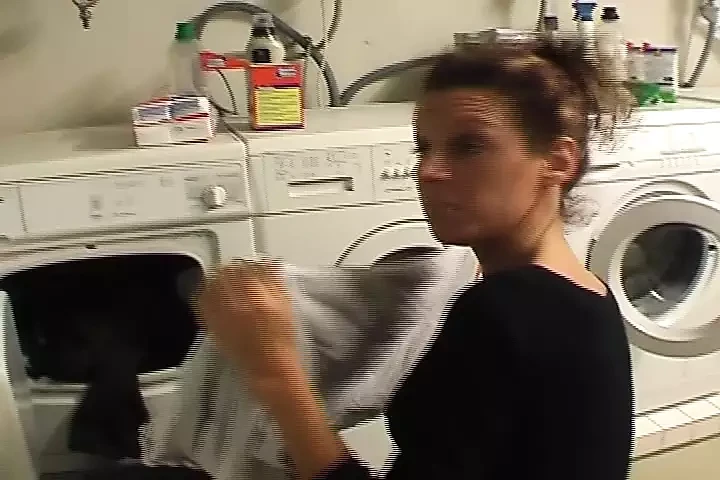 Vonzó német csaj lovagol egy faszon a nyírt puncijával