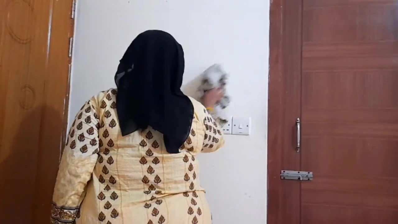 Hintli büyük götlü hizmetçi patron tarafından sikiliyor