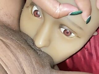 Milf ebony terangsang menggiling klitoris gemuk berdenyut di wajah boneka seks (video lengkap di onlyfans Thecakefreak)