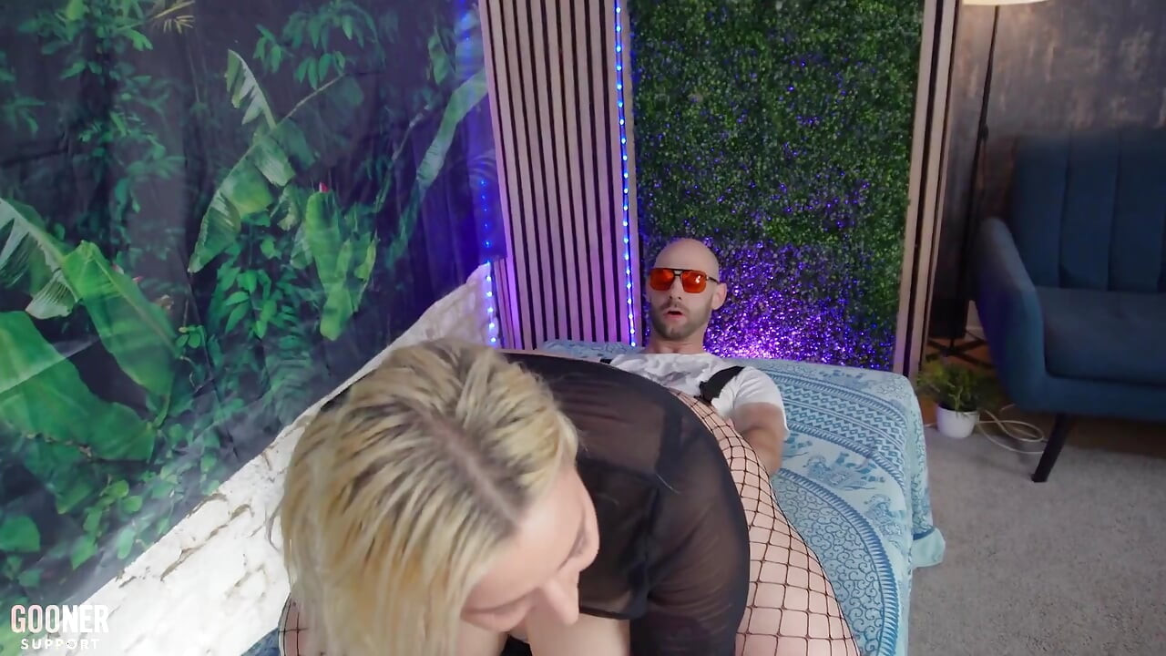 Zgodna žena sa velikim sisama plaća sa višom pičkom