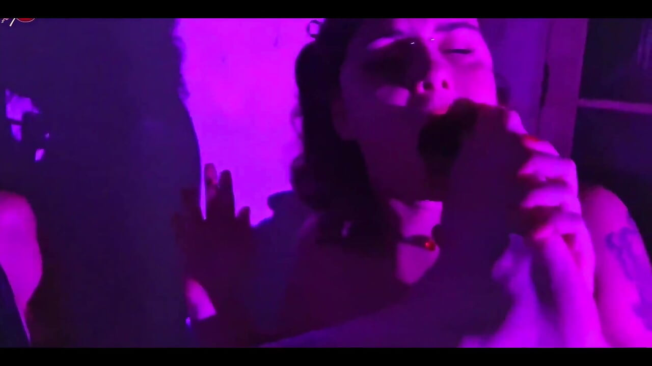 Candy Crush, Rainha Kimi, Von Poison e Luna Olvr fumando com seus pés, tirando a roupa e beijando