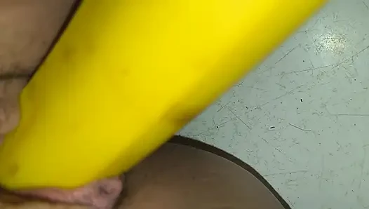 Hungrig isst eine Banane