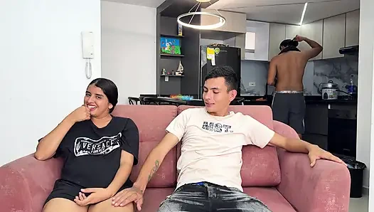 Пока куколд моего мужа делает обед, латинскую шлюшку трахает незнакомец, пока он не кончит в ее киску