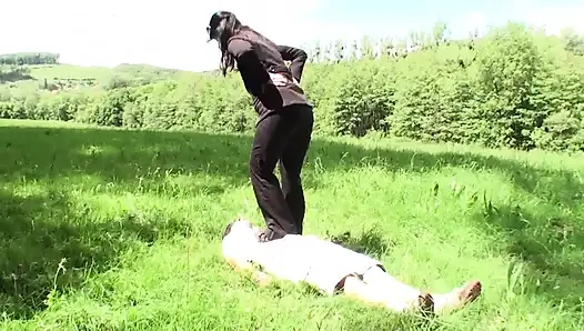 Çamurlu ayakkabılarla açık havada çiğneme cezası