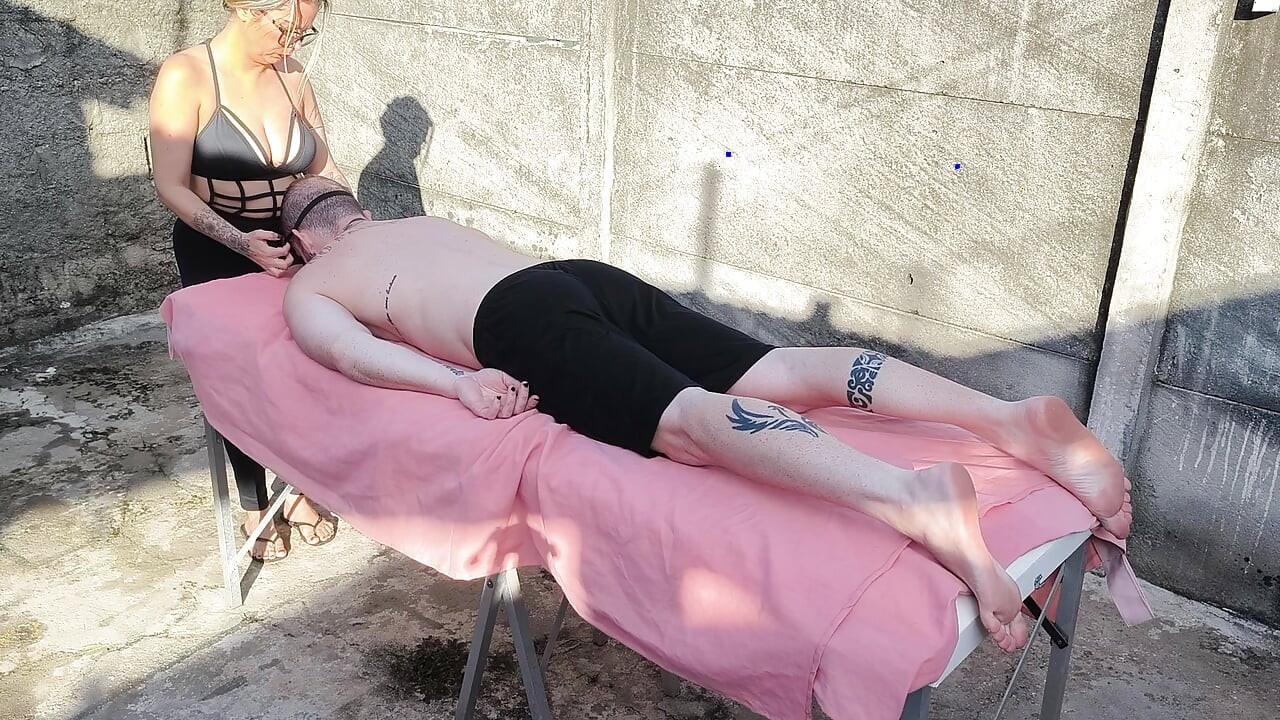 Masaje desnudo al aire libre con rubia atractiva