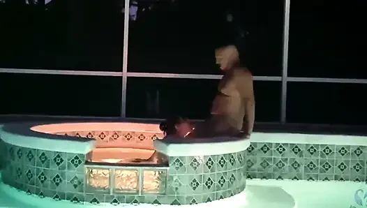 Yüzme havuzunda gün batımında seks