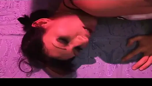 Geile MILF lutscht pulsierenden schwanz, während sie feuchte muschi fingert