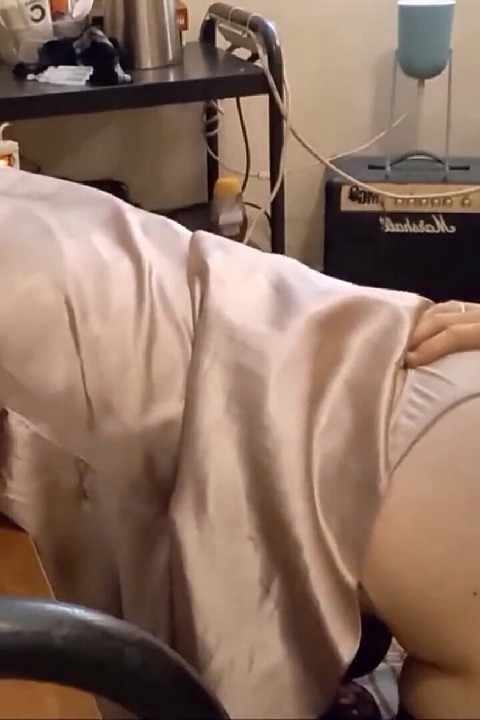 866 - Dziwka Amateur, Stringi, Sukienka, Różowy satynowy strój, Piesek, Obciąganie, POV, Lizanie dupy