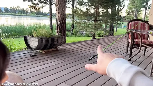 Cewek cantik ini lagi asik nyepong kontol pacarnya sampai telan sperma di pinggir danau