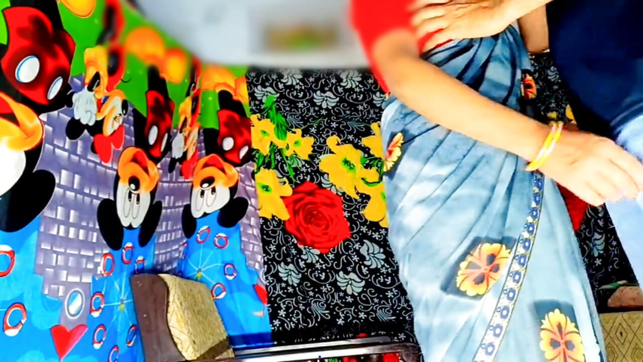 Indiancă căsătorită Neelu Singh de 21 de ani cu pizdă strâmtă în dormitor, futându-se cu fratele vitreg